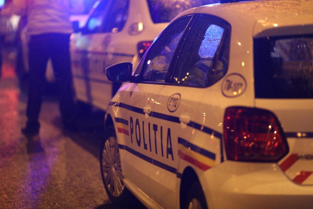 Petrecere cu aproape 20 de persoane, oprită de polițiști într-o locație din București