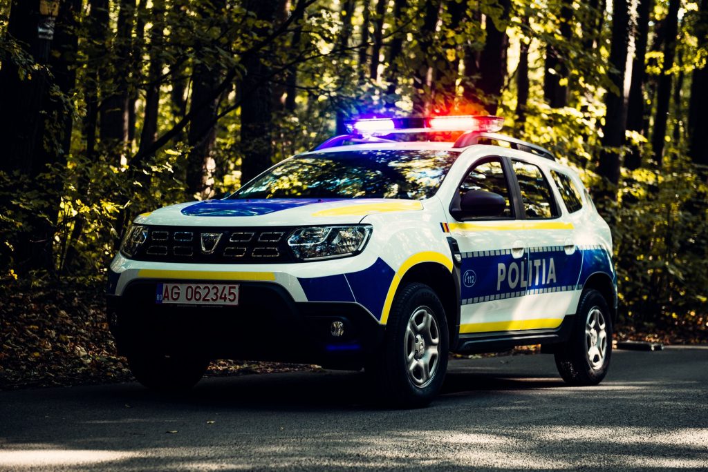 Un polițist din Suceava, băut la volan, a lovit două persoane, apoi a părăsit locul faptei! Ce pedeapsă s-a dispus împotriva lui