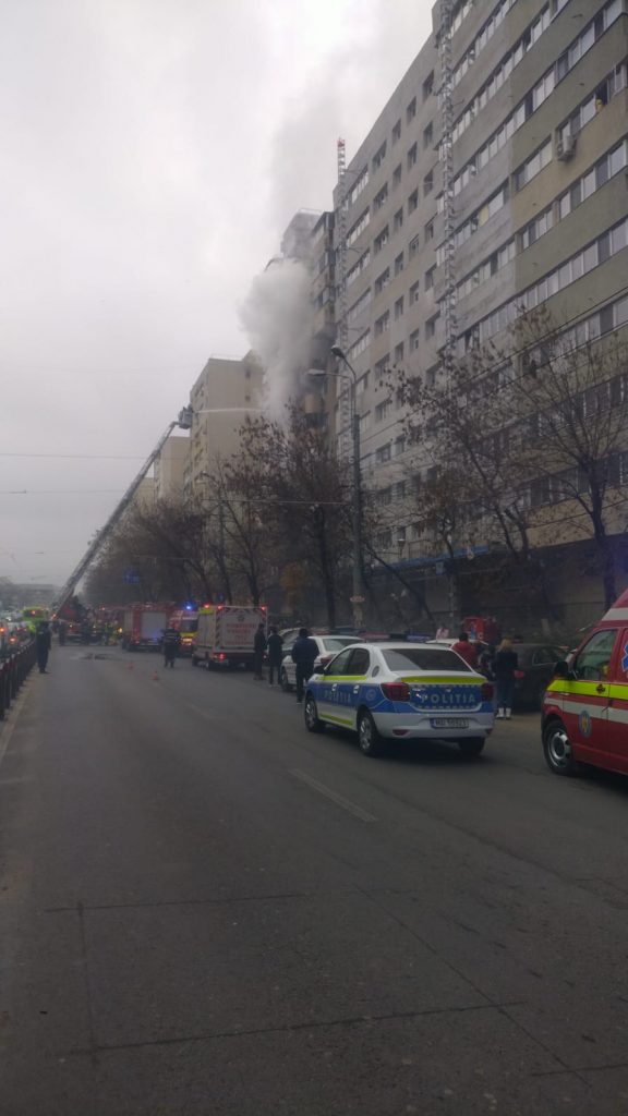 Incendiu puternic într-un bloc din București. Pompierii încearcă să evite un dezastru