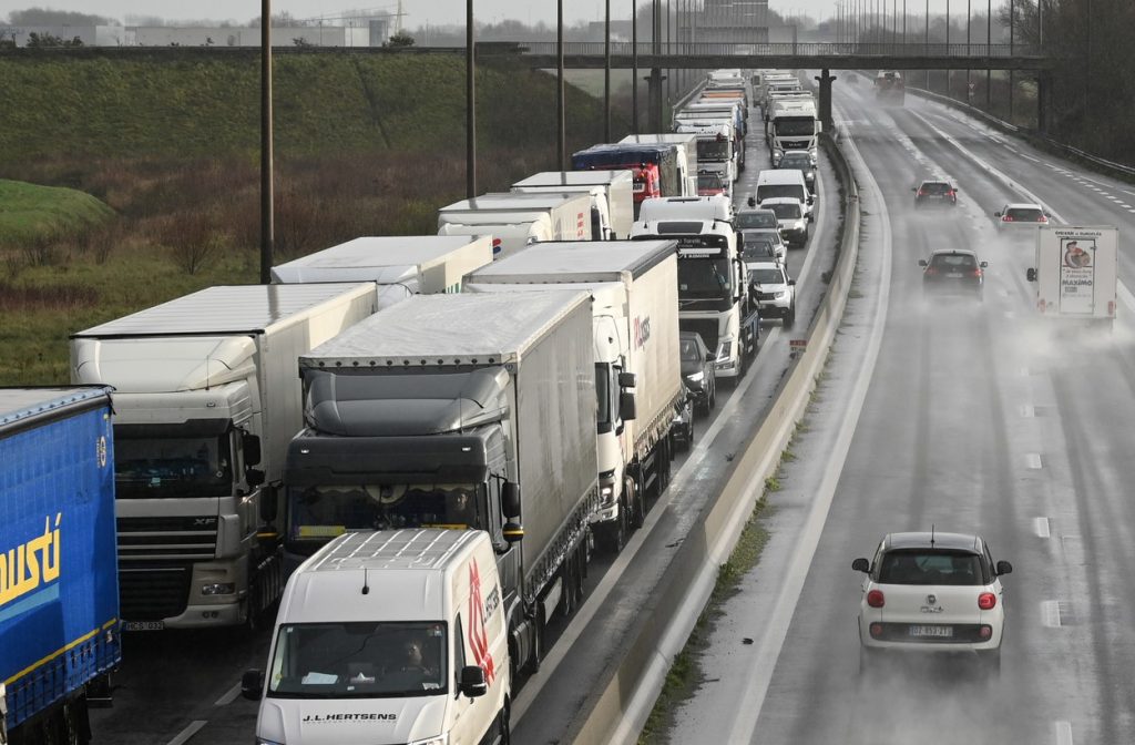 Oficial britanic: Londra colaborează cu alte state pentru a relua traficul între Marea Britanie și restul lumii