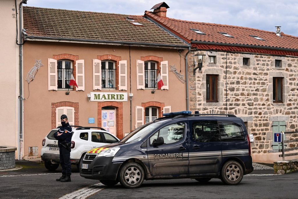 Trei jandarmi au fost împușcați mortal în centrul Franței, iar un al patrulea a fost rănit. Aceștia interveniseră într-un caz de violență domestică