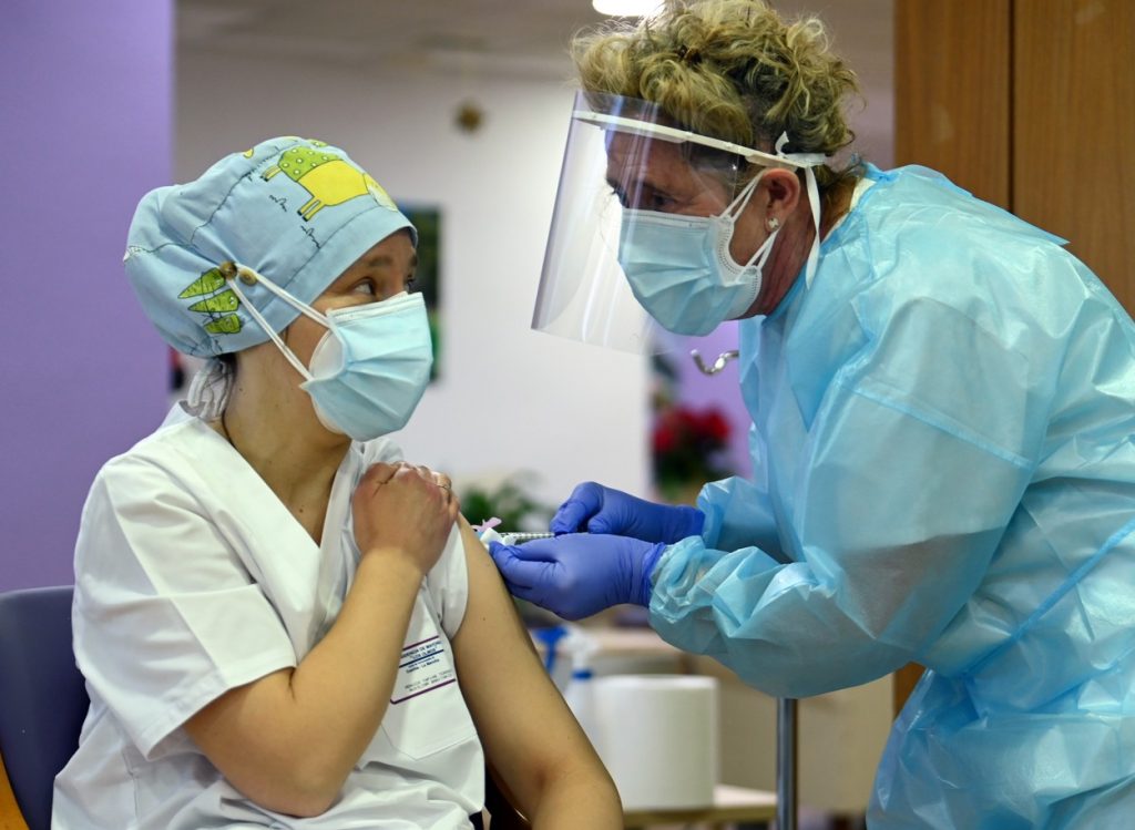 Caz incredibil: O asistentă medicală a fost depistată cu COVID-19, la 24 de ore după vaccinare