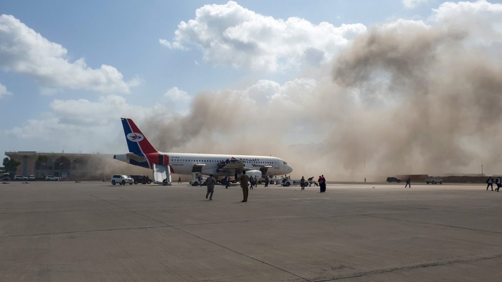 Explozie catastrofală la un aeroport din Yemen în timp ce membrii noului Guvern coborau din avion! Peste 15 morți și 60 de răniți în urma atacului – FOTO/VIDEO