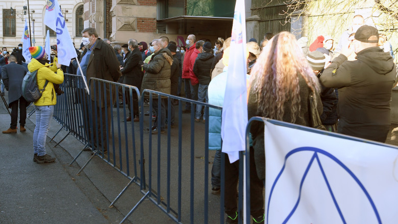 Protest în fața Ministerului Muncii! Sindicaliștii, nemulțumiți de majorarea salariului minim pe economie