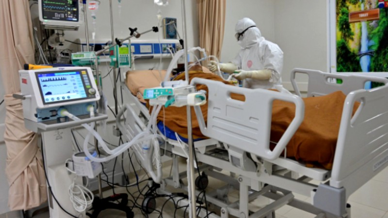 Avertismentul unui medic ATI înainte de Crăciun: ”Mai bine respectăm niște reguli simple, decât să ajungem cu o sondă în gât sau într-un sac negru”