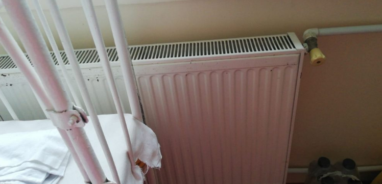 „Mi-e GROAZĂ să mă gândesc, nu cred că mai rezist”. Deși plătesc facturi mari, bucureștenii îngheață în case