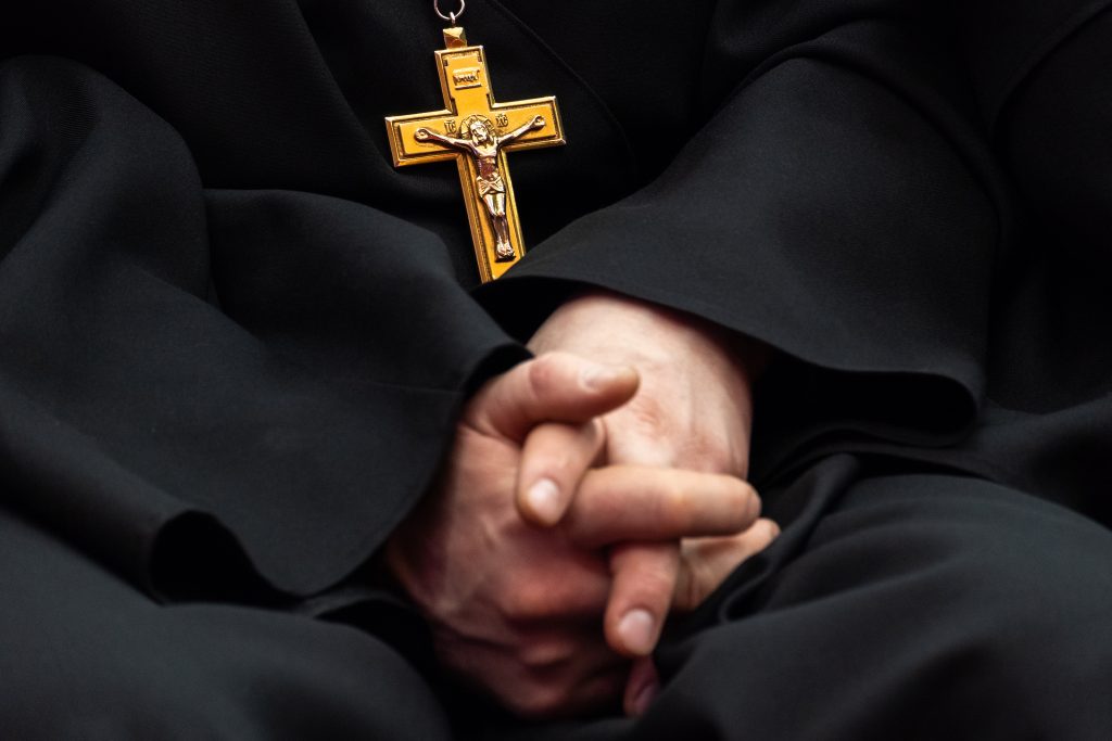 Fostul episcop de Huși și un fost călugăr, acuzați de viol! Episcopiei Huşilor și Seminarul Teologic, date în judecată
