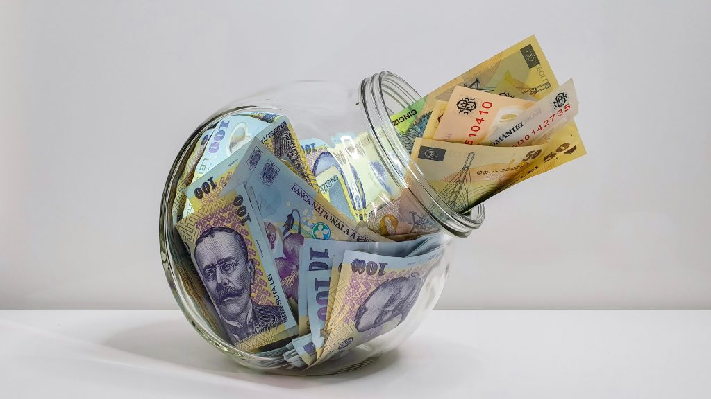 SONDAJ. Două treimi dintre români sunt pregătiți pentru cheltuieli neprevăzute și investesc pentru pensie. Procentul alocat economisirii rămâne printre cele mai mici din Europa