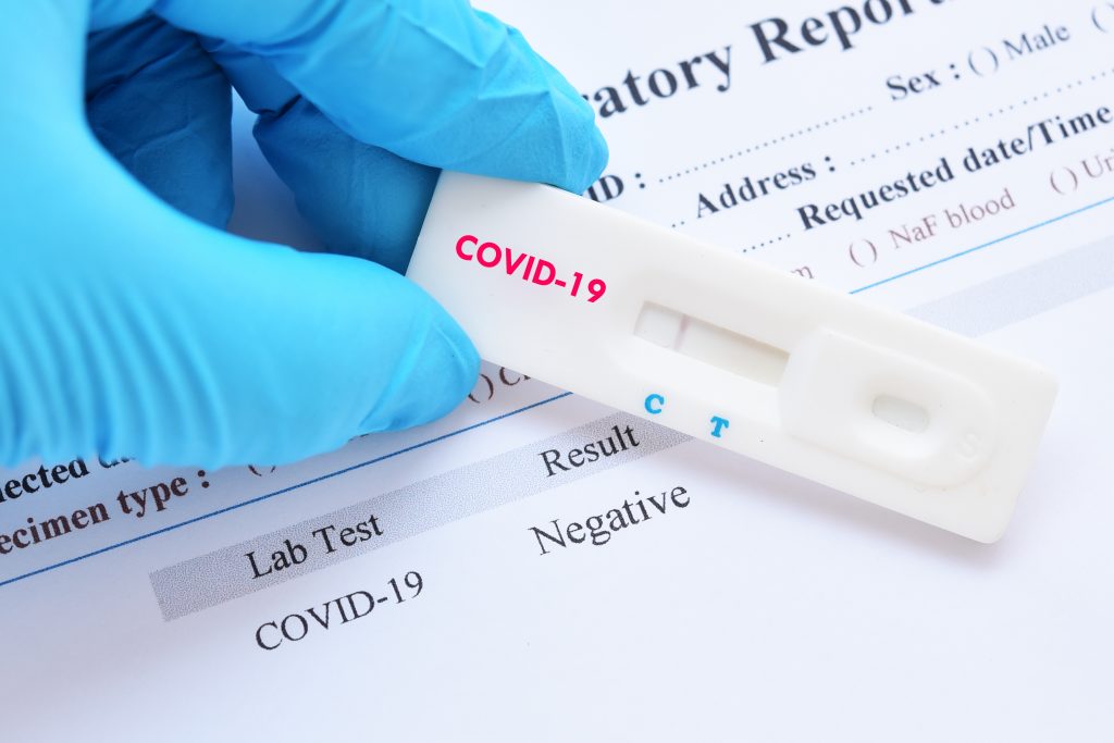 Varianta Omicron îi îngrozește pe specialiști: Pasageri vaccinaţi anti-Covid-19 şi testaţi negativ la plecarea din Africa de Sud, testaţi pozitiv la sosirea în Olanda