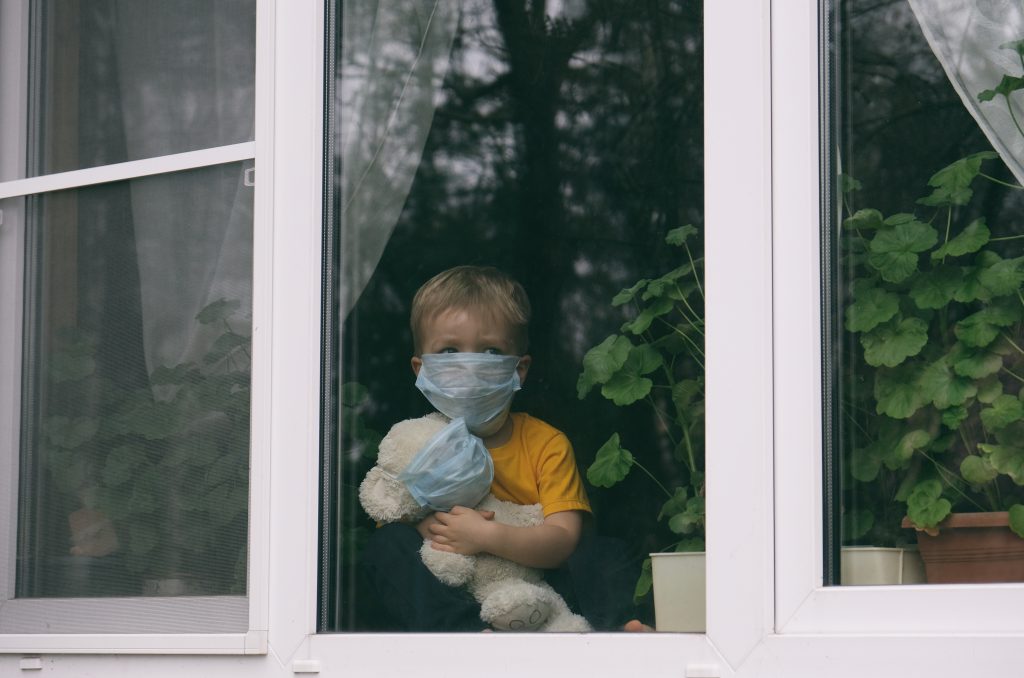 Oamenii de știință: Varianta de coronavirus din Marea Britanie ar putea fi contractată mai ușor de către copii