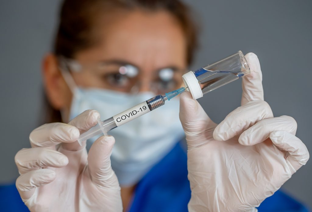 O asistentă din Statele Unite a dezvoltat o reacție alergică severă după ce i-a fost administrat vaccinul Pfizer-BioNTech