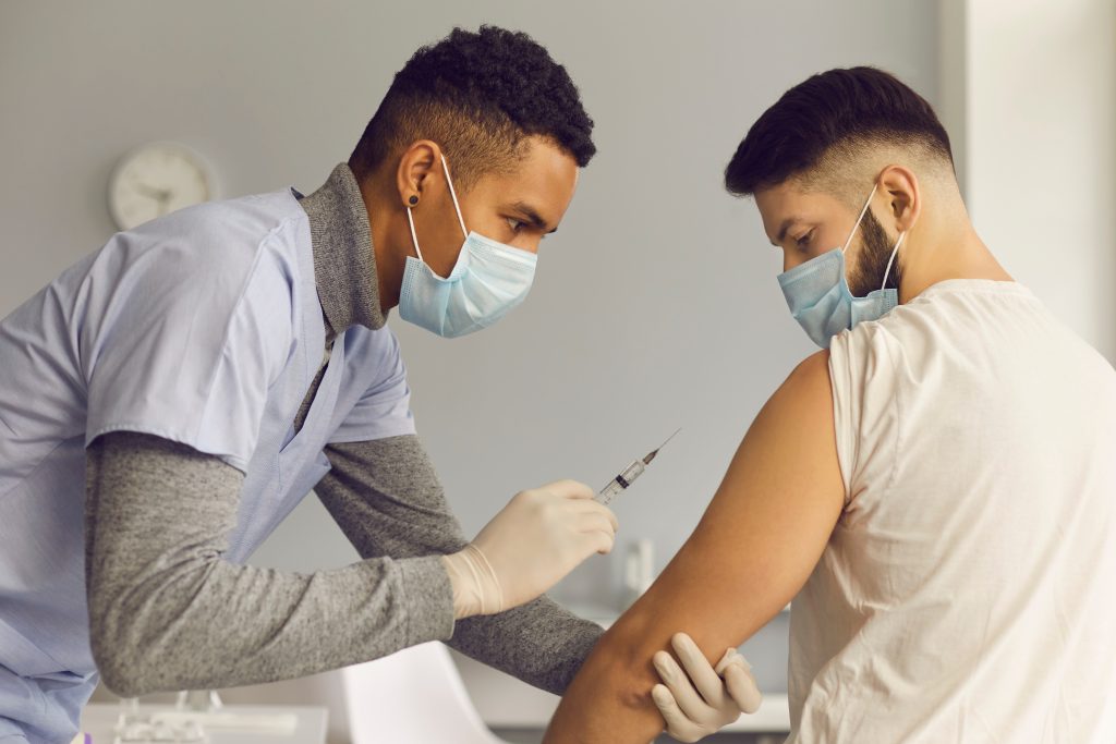 Medic, către cei care critică procesul rapid de realizare a unui vaccin COVID-19: Am trecut de la Sapiens la Homo deus