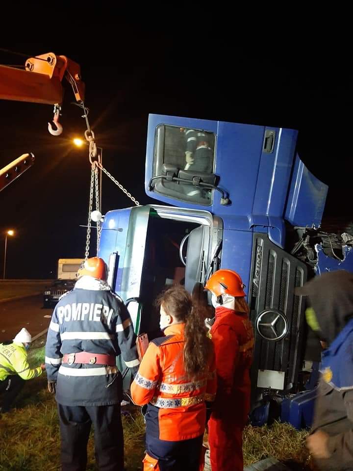 Un șofer de TIR a murit strivit în cabină după ce camionul pe care îl conducea s-a răsturnat pe A1, lângă Orăştie, în județul Hunedoara