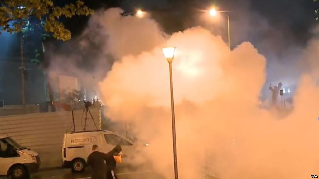Și Albania se răscoală împotriva „violenței Poliției”. Tirana, incendiată de proteste masive! – VIDEO