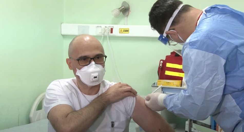 Managerul Spitalului ”Victor Babeș” din Timișoara, despre reacţiile vaccinului anti-COVID, la 24 de ore după injectare: „Ușoare dureri musculare. Oamenii să înțeleagă că nu băgăm niciun CIP în vaccin” (EXCLUSIV)