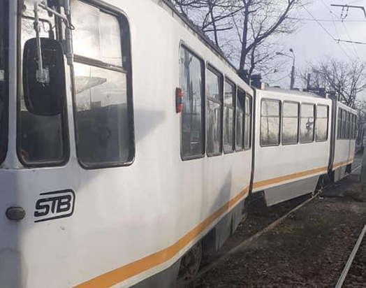 Un tramvai a deraiat după impactul cu o mașină, pe Șoseaua Petricani din sectorul 2. Liniile 16 și 36 sunt blocate