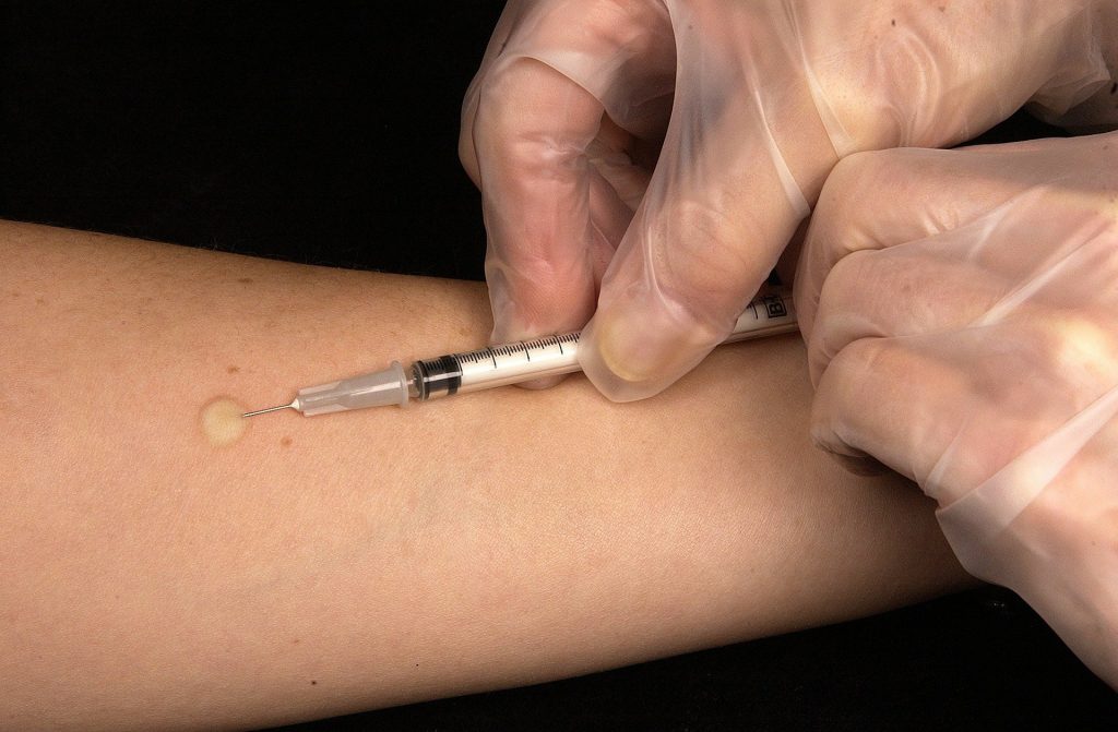 Au apărut vaccinuri anti-Covid false! O femeie de 92 de ani a fost injectată cu o substanță necunoscută, contra unei sume de bani
