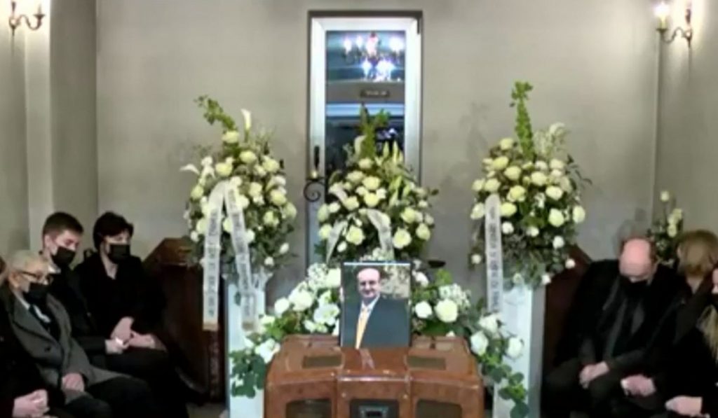 Aglomerație de zeci de oameni la înmormântarea unui bărbat care a murit de COVID. Ceremonia funerară a avut loc în Arad (VIDEO)