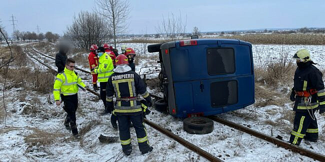 Accident în Suceava, după ce un microbuz s-a răsturnat pe calea ferată. În ce stare se află cele două persoane din vehicul / GALERIE FOTO