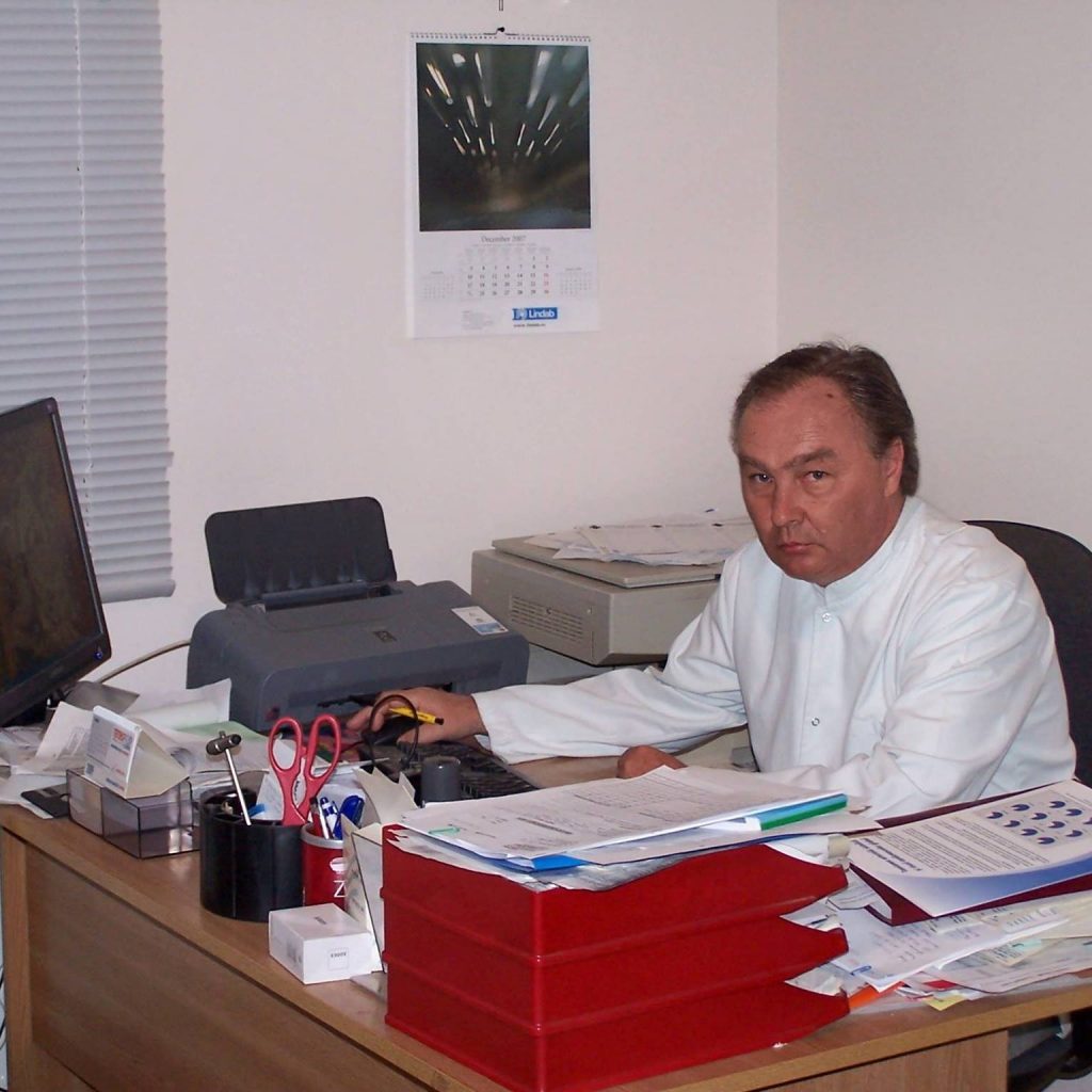 Cum se apără medicul care și-a amenințat pacienții cu excluderea de pe listele sale dacă nu se vaccinează: „Mi-au spus că li se implantează cipuri”