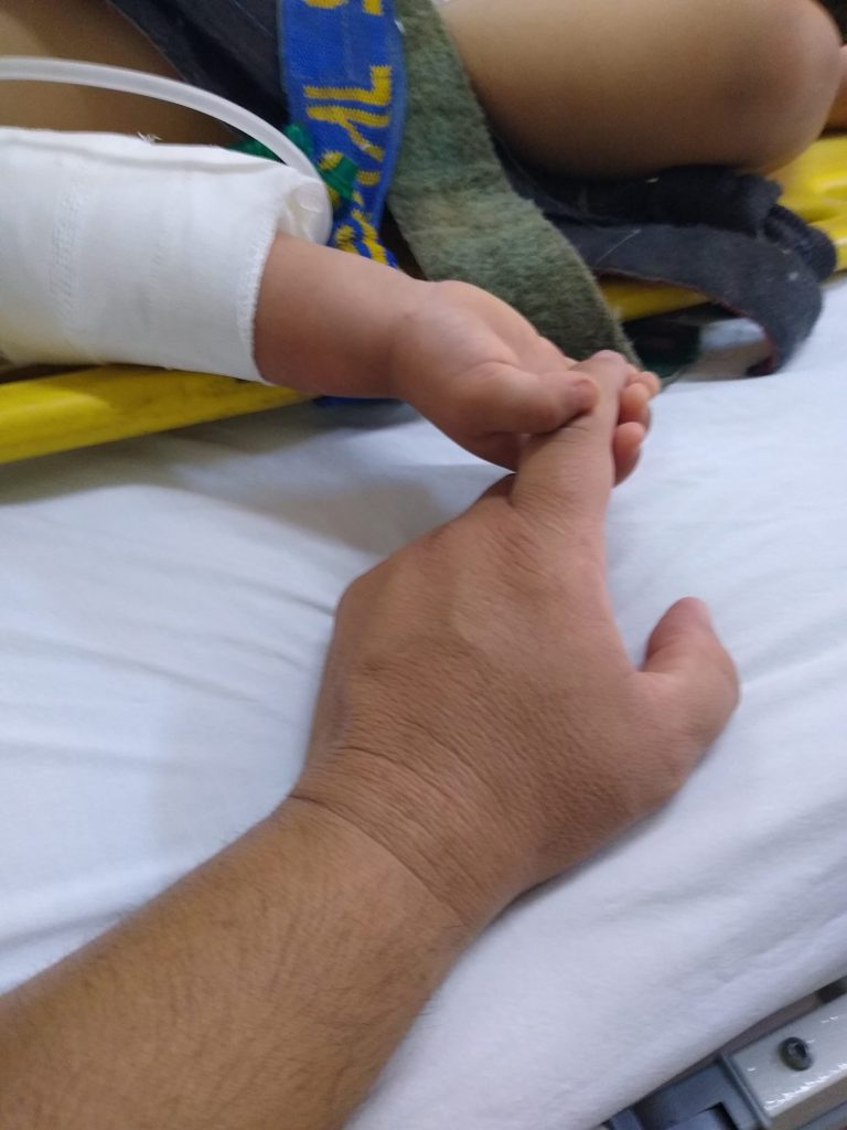 Imagini sfâșietoare: Un bebeluș rămas orfan strânge mâna paramedicului care l-a salvat din accidentul în care și-a pierdut părinții