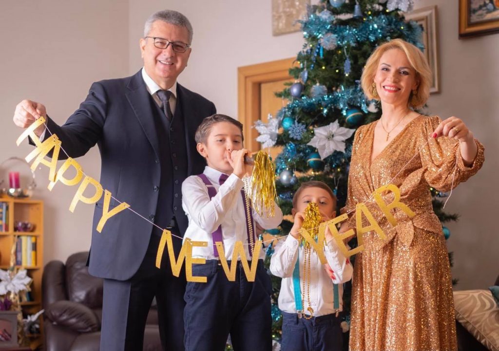 GALERIE FOTO! Cum au petrecut Firea și Pandele de Revelion, în sufragerie, unde s-au îmbrăcat ca la nuntă: „Nu contează unde ești, ci cu cine ești!”