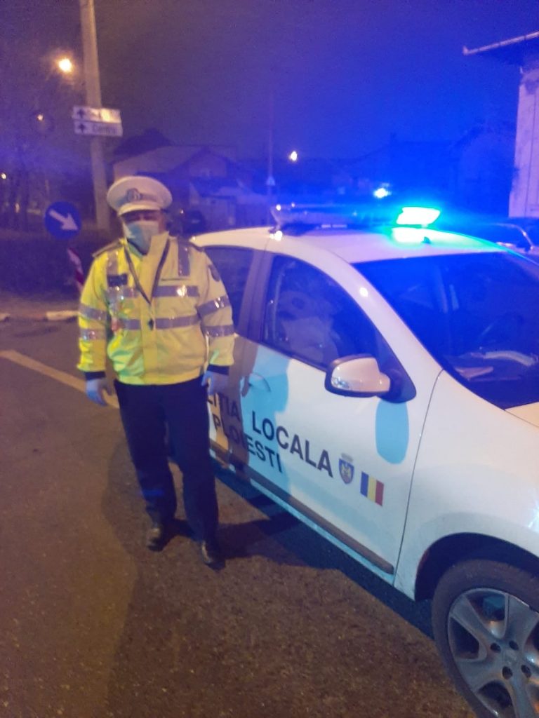 Un polițist local a amendat doi tineri care se sărutau într-un parc din Ploiești. Care a fost motivul invocat de agent
