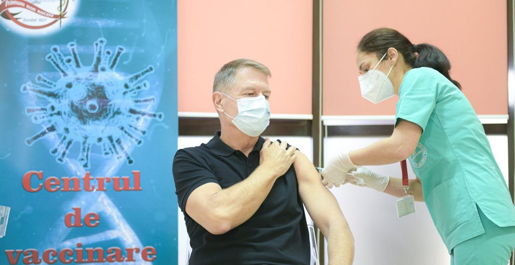 Val de comentarii negative după ce Klaus Iohannis s-a vaccinat anti-COVID: „O să mori de cancer! E injectat cu apă și vitamine/Pe flacon scrie altceva, nu COVID!”