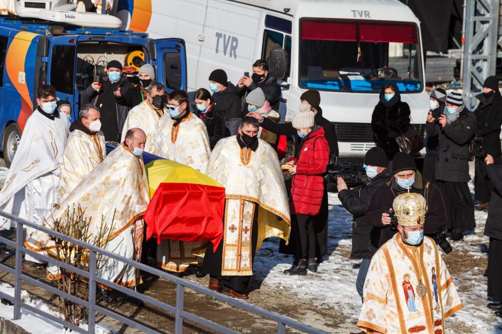 Imagini emoționante de la înmormântarea Episcopului Florentin Crihălmeanu. Emil Boc: „Testamentul pe care ni l-a lăsat este hristic”