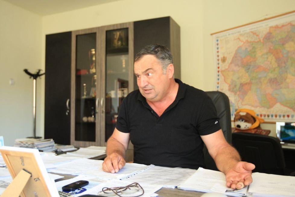 Cum se apără primarul care a refuzat să acorde burse elevilor și a răspuns cu versete din Biblie: „Eu mă ghidez după Sfânta Scriptură! Sunt cu frică de Dumnezeu!” (EXCLUSIV)