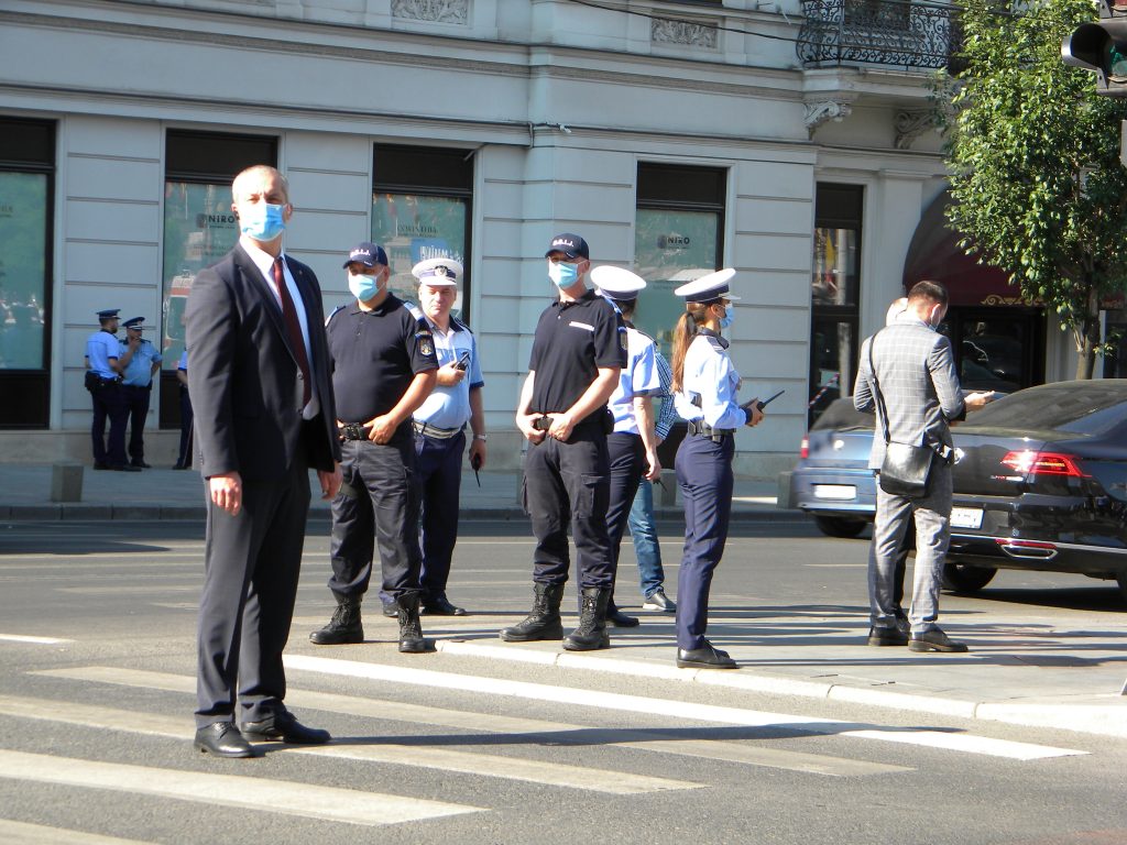Poliția Română, achiziții controversate în starea de urgență. Bastoane cu șocuri în loc de combinezoane și măști de protecție pentru angajații MAI!