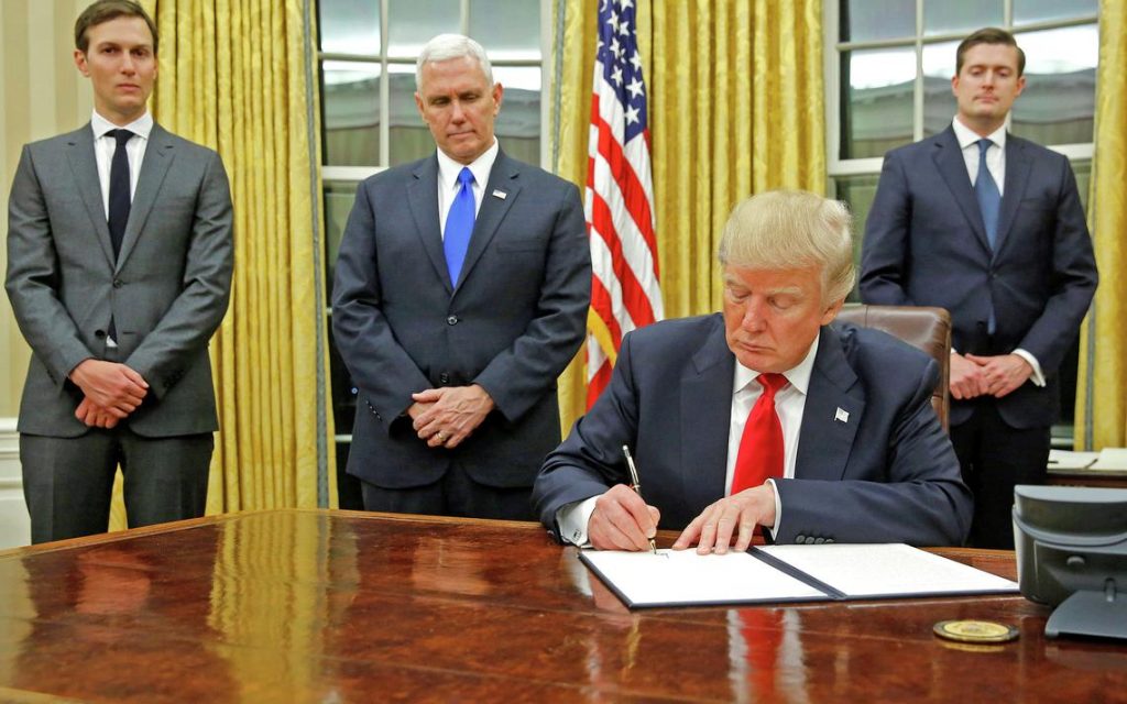 În ultimele ore ale președinției sale, Trump semnează ordinul executiv care anulează interdicția de lobby pe care a instituit-o la începutul mandatului