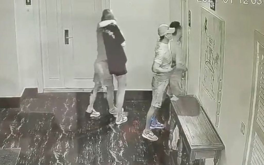 Un cuplu chinez a fost asasinat într-o camera de hotel din Cambodgia. Atacul a fost surprins de camerele de supraveghere