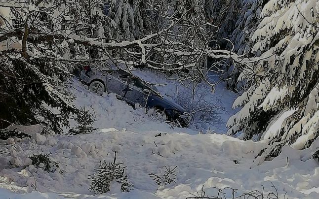 Descoperire neașteptată în Munții Bucegi! O mașină abandonată a fost găsită într-o râpă