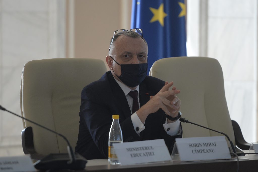 Ministrul Educației anunță când va fi luată decizia de redeschidere a școlilor