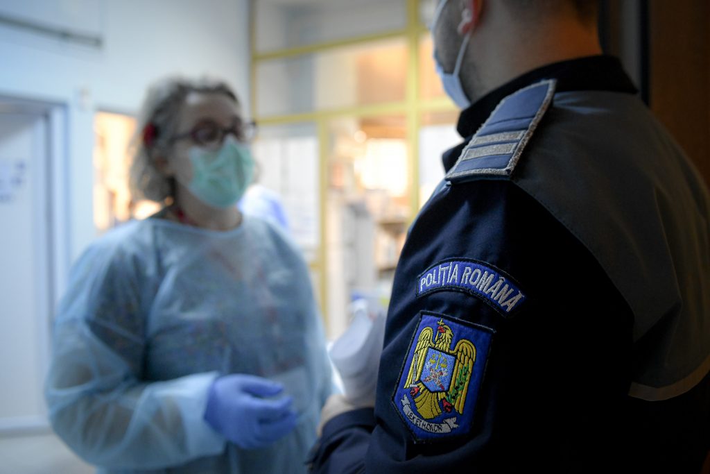 Vaccinarea anti-COVID produce revoltă în rândul polițiștilor după ce imunizarea a început cu șefii care stau în biroruri. Până acum, doar doi la sută din cei peste 50.000 de polițiști au fost vaccinați (EXCLUSIV)