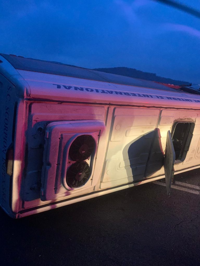 Buturuga mică a răsturnat carul mare, în Bacău. Un microbuz s-a răsturnat, după impactul cu un Logan / Șase persoane au fost rănite