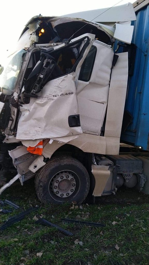 Șofer de TIR, grav rănit după ce a intrat într-un copac de pe marginea unui drum județean din Teleorman