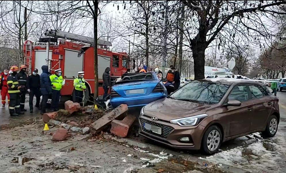 Accident grav în Sectorul 3. Șoferul unei mașini sport a murit, după ce a intrat într-un copac și a fost aruncat prin parbriz (FOTO)