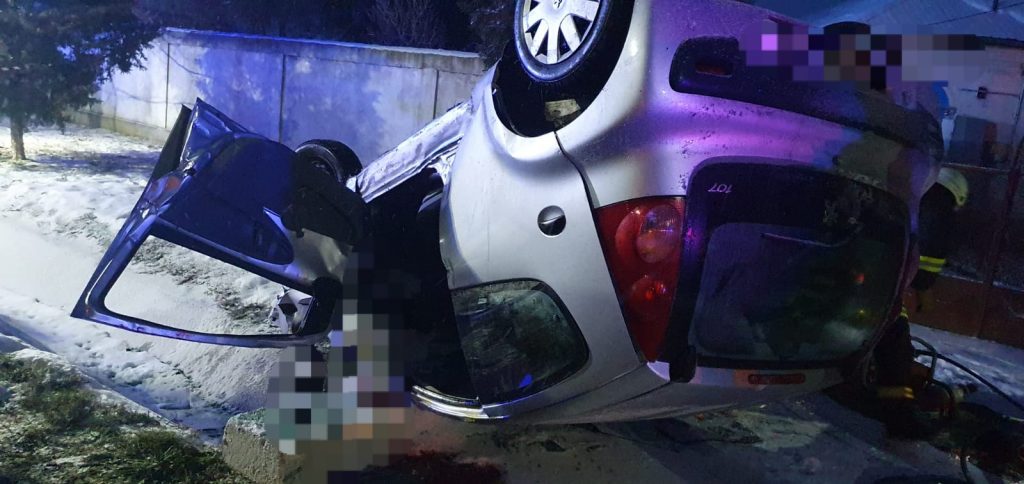 O femeie a murit, după ce mașina condusă de fiica sa a lovit un cap de pod și s-a răsturnat