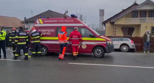 Accident grav pe o șosea din Gorj, soldat cu rănirea unui copil de 4 ani și a patru adulți (VIDEO)