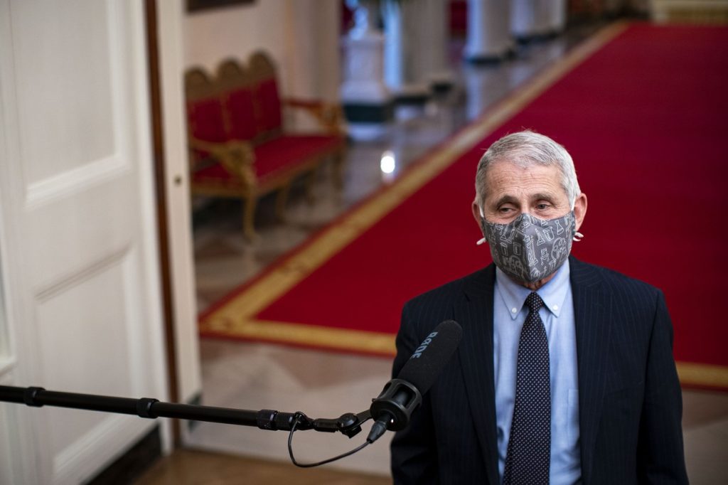 Anthony Fauci a avut frisoane, dureri și s-a simțit obosit după ce a primit a doua doză de vaccin anti-COVID produs de Moderna