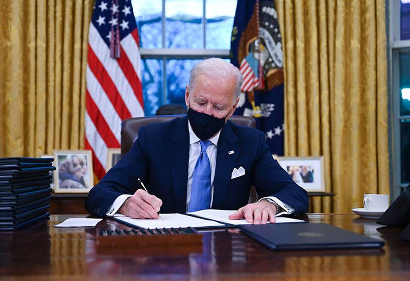 În prima zi ca președinte, Biden a semnat 17 decrete care invalidează politicile lui Trump