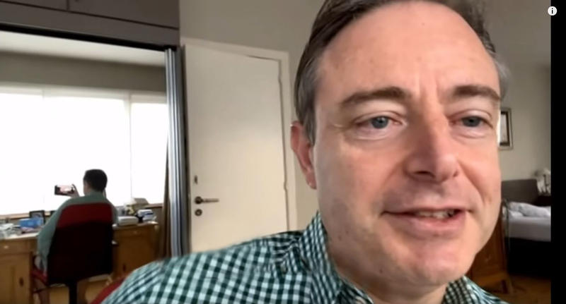 Primar din Belgia, surprins în chiloți în timpul unei transmisiuni în direct! Cum a reacționat edilul (VIDEO)
