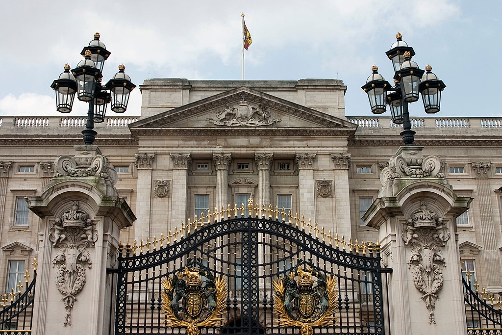 Cel mai neinspirat hoț din istorie! A vândut pe Ebay obiectele furate de la Palatul Buckingham!