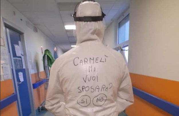 Cerere de căsătorie în pandemie. Un infirmier a pus marea întrebare într-un mod inedit