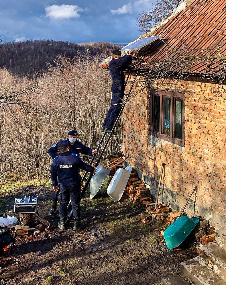 Jandarmii din Cluj au strâns bani și au cumpărat panouri solare pentru o familie izolată din munți
