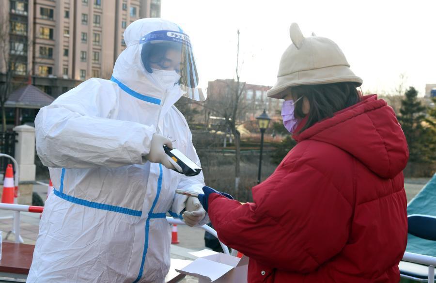 Chinezii stau la coadă, pe un ger năprasnic, să se vaccineze antiCovid! Cifre uluitoare raportate de Beijing
