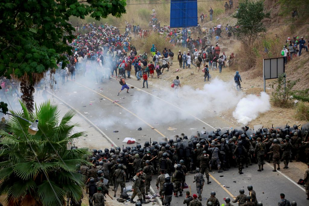 Coloană de migranți din Honduras, atacată cu gaze lacrimogene și bastoane! Fugarii speră să ajungă în America (VIDEO)