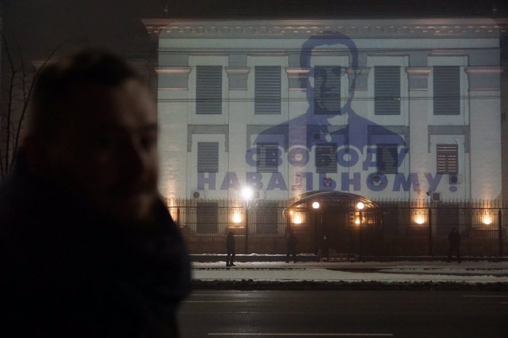 Portretul lui Aleksei Navalnîi, proiectat pe Ambasada Rusiei la Kiev